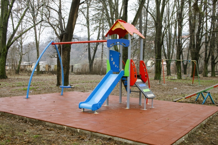 Завърши обновяването на четири детски площадки 